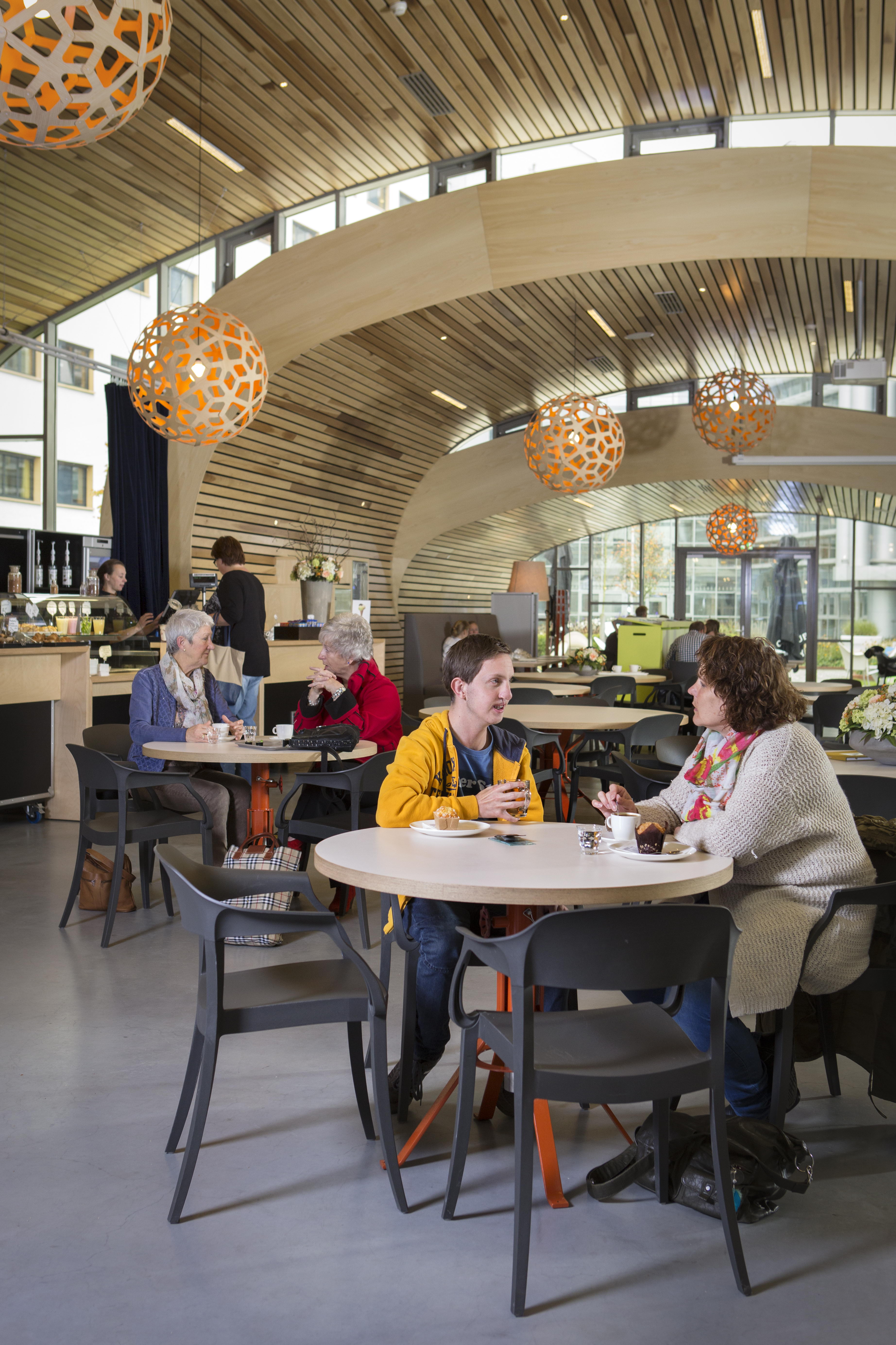 Mensen drinken koffie in het paviljoen